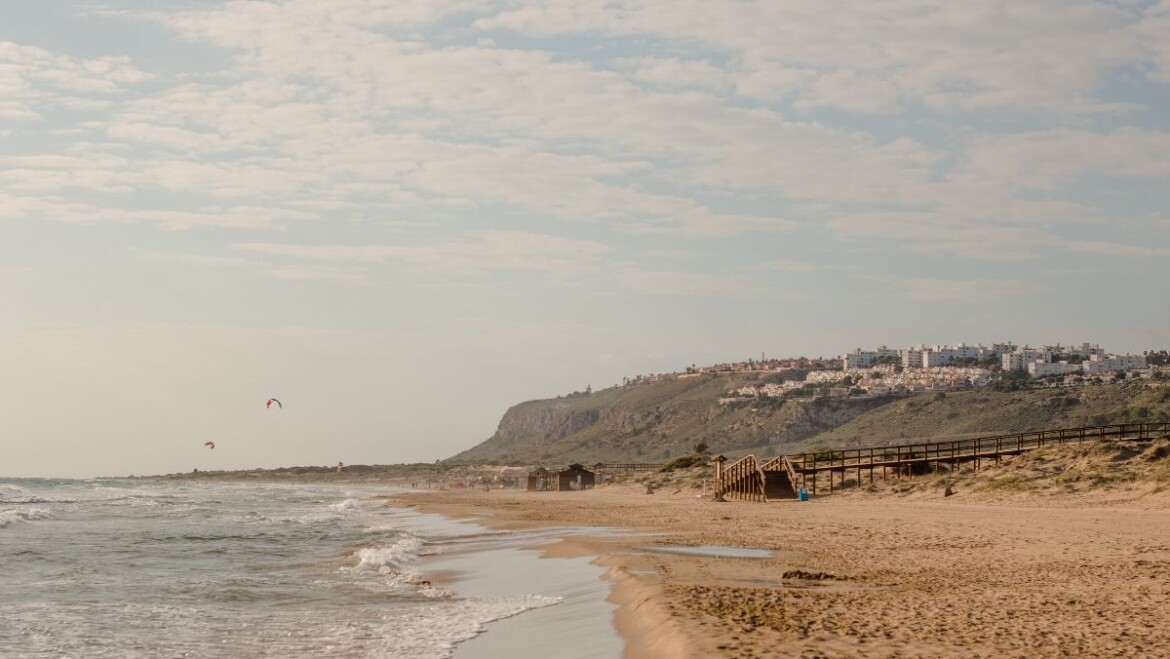 L’Ajuntament tanca al bany de manera temporal la zona compresa entre les passarel·les 1 i 2 de la platja del Carabassí per contaminació residual de l’aigua