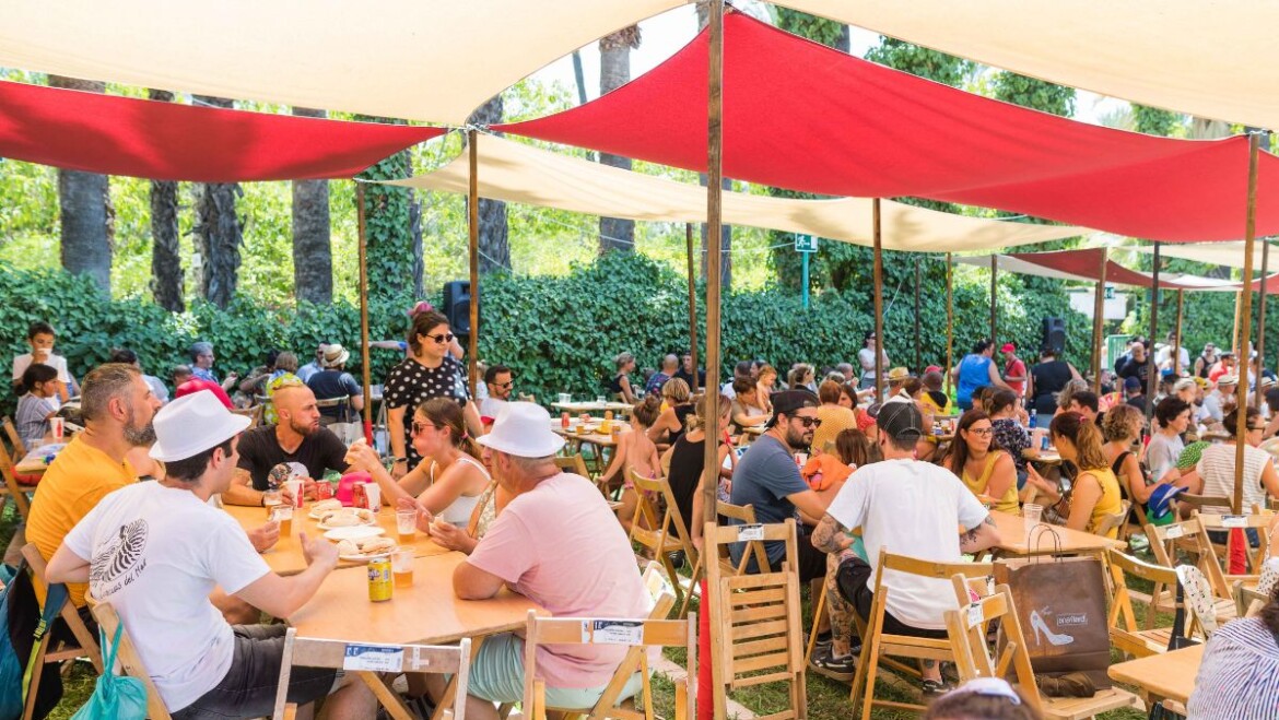 Cerca de 2.500 personas pasan por el XIV Ágora Heliketana de Pobladores Elche desde su inauguración el pasado lunes en la Rotonda del Parque Municipal