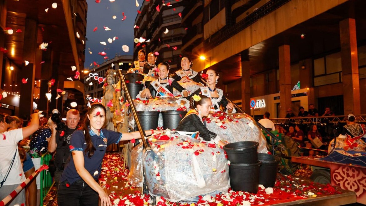 La Batalla de Flores recorre la calle Maestro Albéniz con el lanzamiento de 30.000 claveles