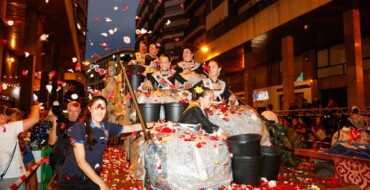 La Batalla de Flores recorre la calle Maestro Albéniz con el lanzamiento de 30.000 claveles
