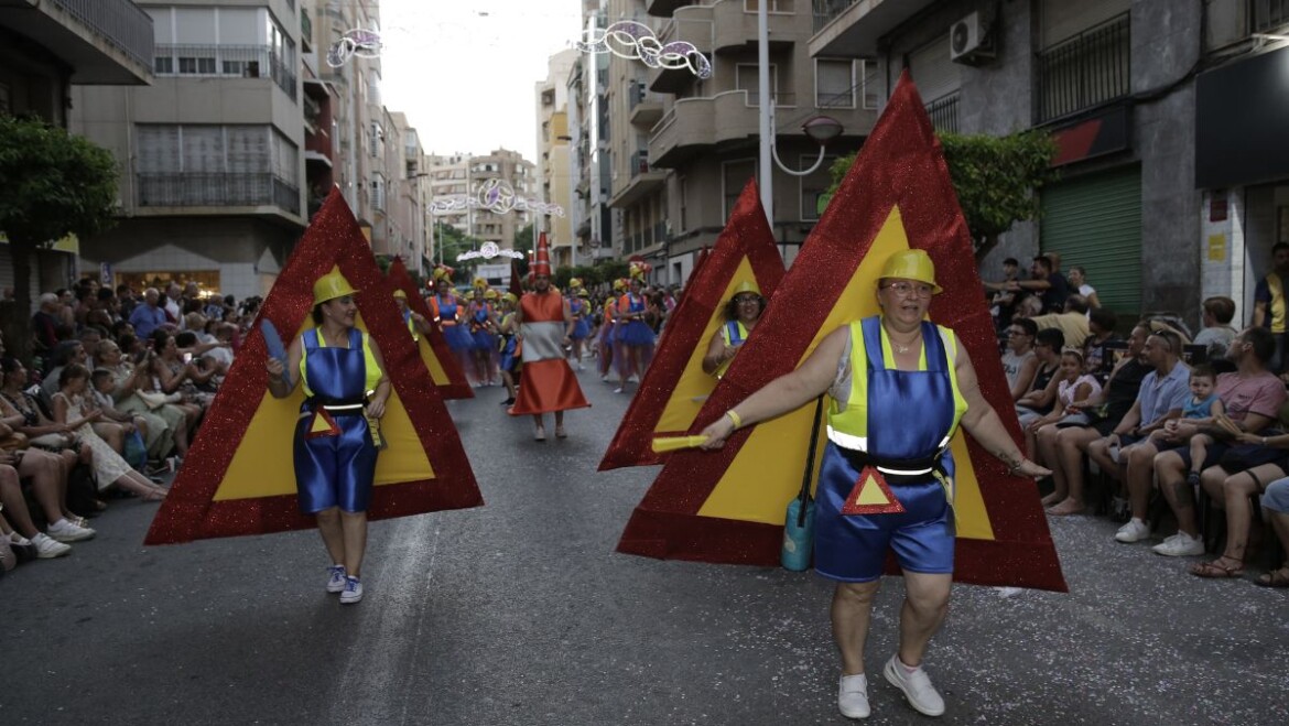 Cerca de 5.000 personas de una veintena de comisiones festeras desfilan en una Gran Charanga para el recuerdo