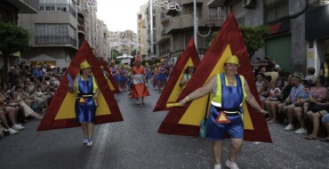 Cerca de 5.000 personas de una veintena de comisiones festeras desfilan en una Gran Charanga para el recuerdo