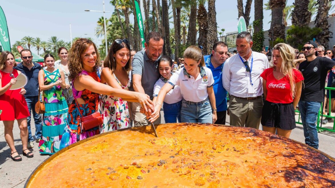 Cerca de 2.500 personas degustan la costra y la paella gigante durante la 42 edición del Concurso de Arroz con Costra