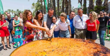 Cerca de 2.500 personas degustan la costra y la paella gigante durante la 42 edición del Concurso de Arroz con Costra