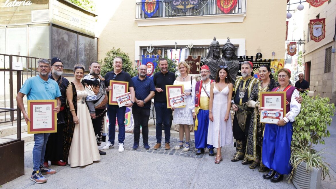 El IV Concurs d’Aparadorisme de Moros i Cristians premia la botiga Tijeras Verdes, Farmàcia Fernando Luengo, Ilisat i la Comercial Levantina de Curtidos