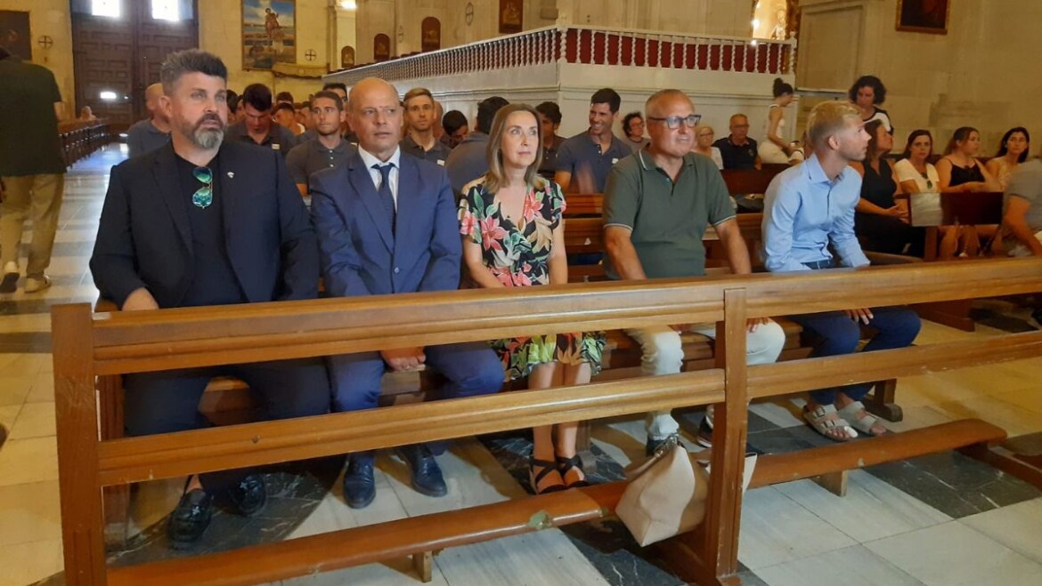 La alcaldesa en funciones y el concejal de Deportes asisten a la ofrenda que el Elche C.F. realiza a la patrona en la Basílica de Santa María