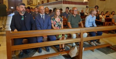 La alcaldesa en funciones y el concejal de Deportes asisten a la ofrenda que el Elche C.F. realiza a la patrona en la Basílica de Santa María