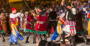 Traspalacio acoge la emblemática embajada de Moros y Cristianos de Elche