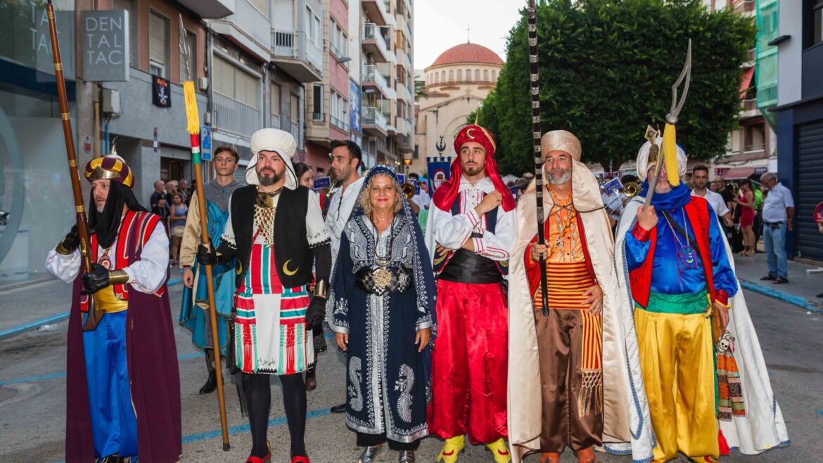 Los Moros y Cristianos calientan motores en la ‘Entraeta’