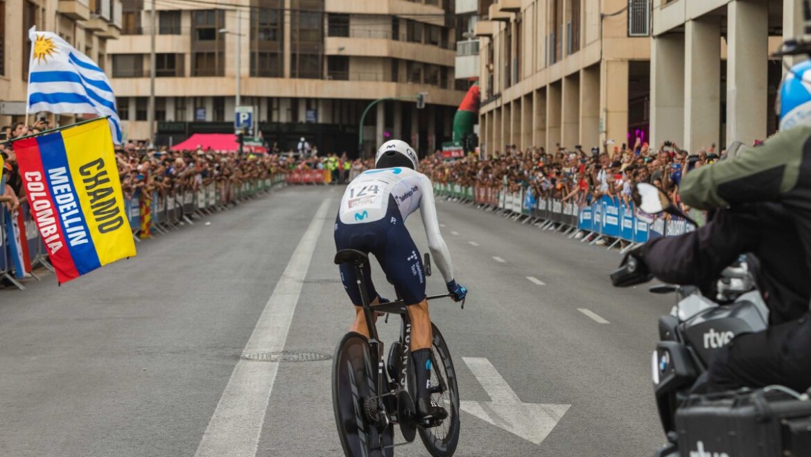Más de 20.000 personas arroparon la Vuelta Ciclista a España en Elche