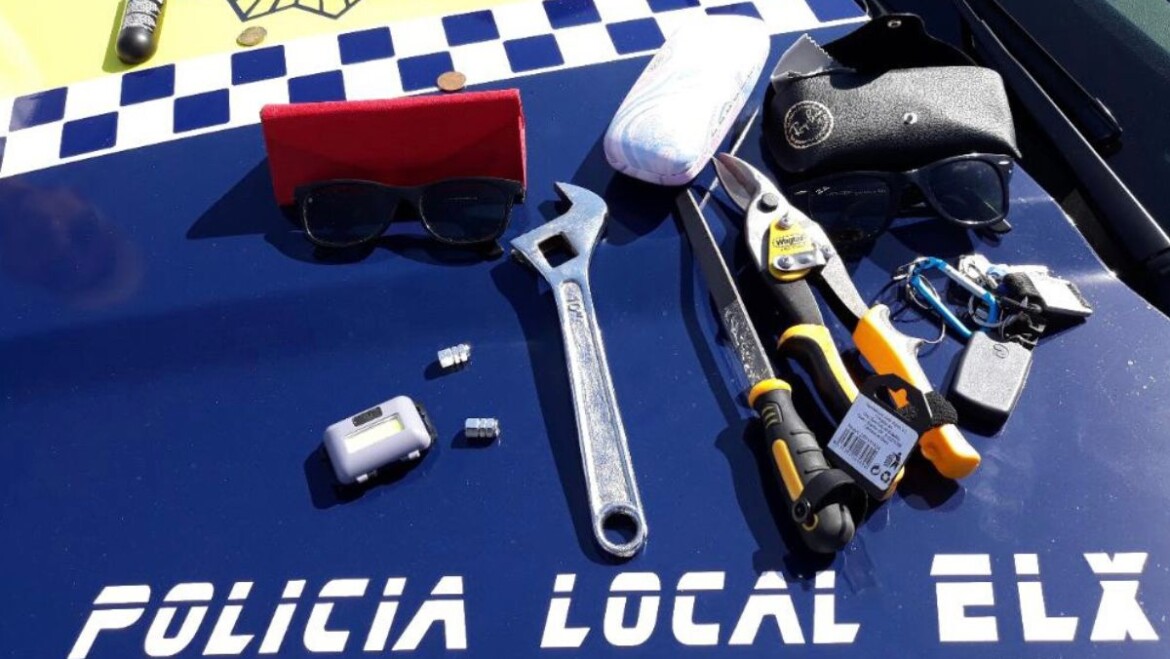 La Policia Local deté un home acusat de sostraure diversos objectes a la platja de l’Altet