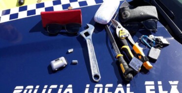 La Policia Local deté un home acusat de sostraure diversos objectes a la platja de l’Altet