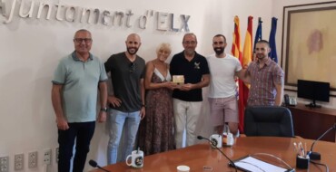 Participación Ciudadana obsequia a los Guardias Civiles encargados de la seguridad de la Vuelta Ciclista a España con pins de la Dama de Elche