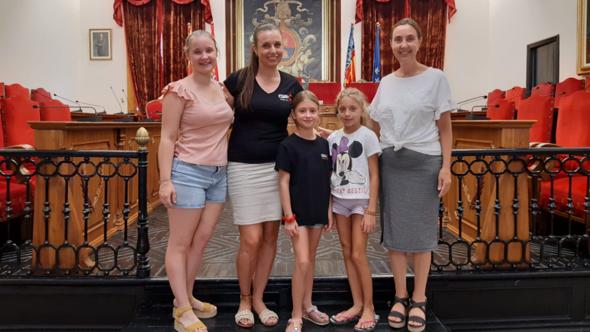 L’alcalde i la regidora d’Educació reben la jove ballarina il·licitana Noa Herrador, que competirà el divendres 2 de setembre a París en una final europea de flamenc