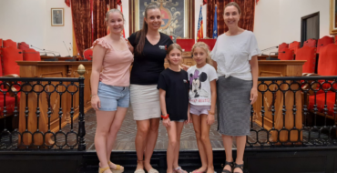 El alcalde y la concejala de Educación reciben a la joven bailarina ilicitana Noa Herrador quien competirá el 2 de septiembre en París en una final europea de flamenco