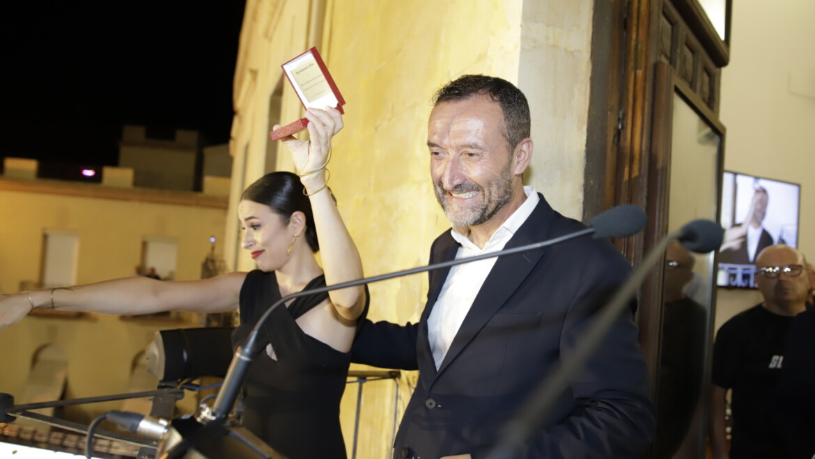 Blanca Paloma define al pueblo ilicitano en su pregón como “auténtico patrimonio viviente, alma y motor de la ciudad” y sorprende al público interpretando una coplilla ‘a capella’