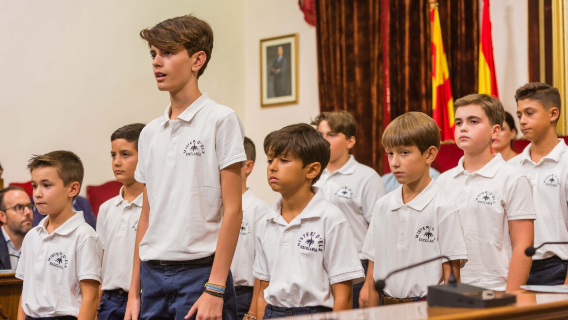 Las voces de los escolanos en la ‘Prova de Veus’ anuncian las representaciones del Misteri