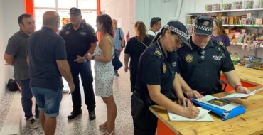 La Policía Local inspecciona una veintena de puestos de venta de pólvora para garantizar la seguridad durante las fiestas