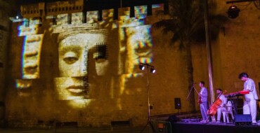 El ‘video mapping’ conmemorativo del 125 aniversario del hallazgo de la Dama de Elche cautiva a numeroso público ante el Palacio de Altamira