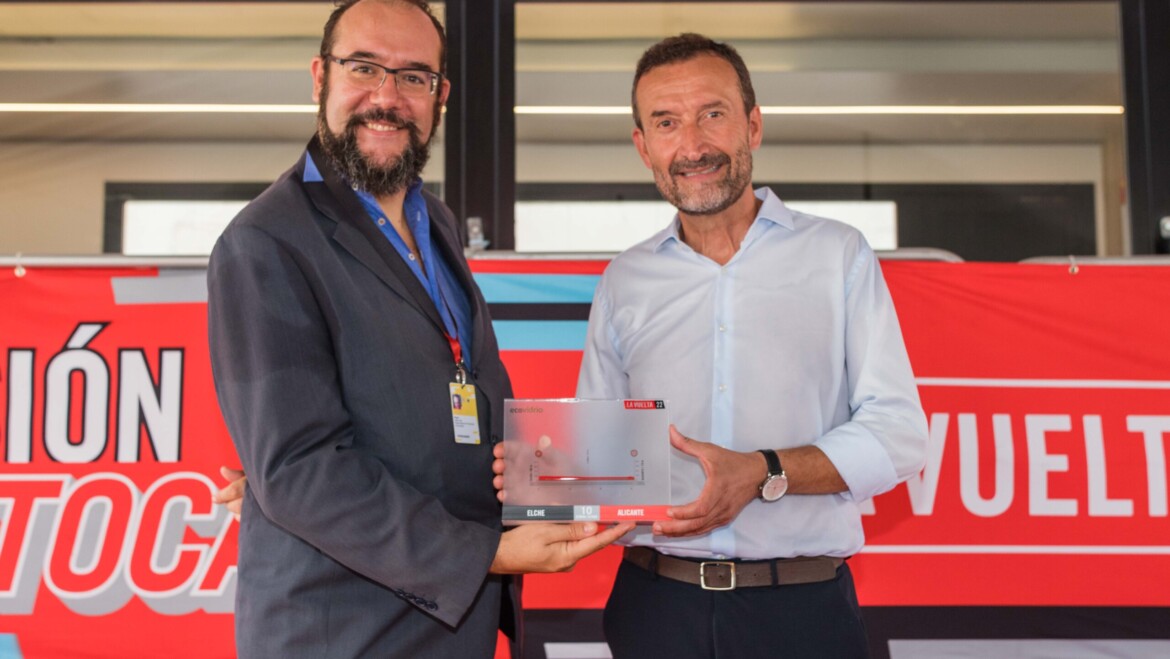 El alcalde de Elche recibe una réplica del trofeo de La Vuelta 22 como símbolo del compromiso de los ilicitanos con el reciclaje de envases  de vidrio