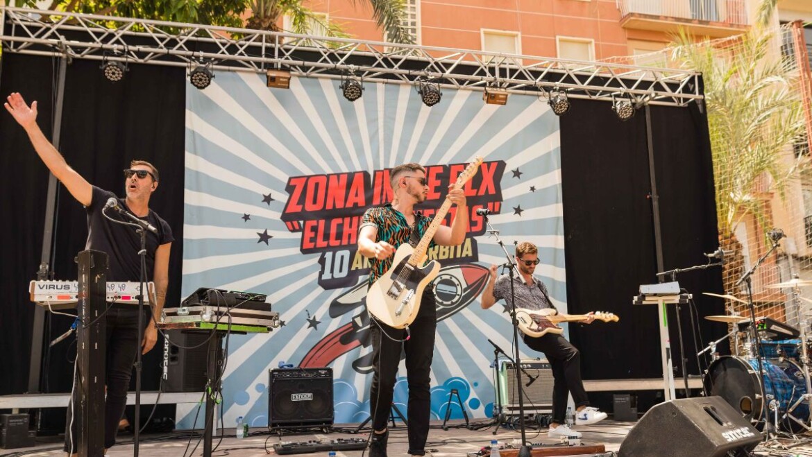 El concert del grup Glas inaugura la Barraca de la Zona Indie al pati del col·legi Candalix