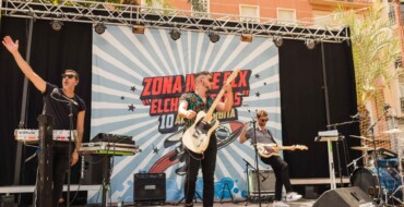 El concierto del grupo Glas inaugura la Barraca de la Zona Indie en el patio del Colegio Candalix