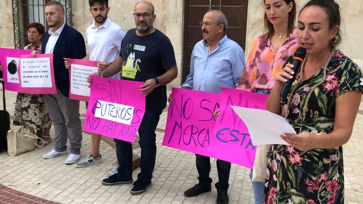 Elx condemna l’esclavitud sexual amb un minut de silenci a la Plaça de Baix