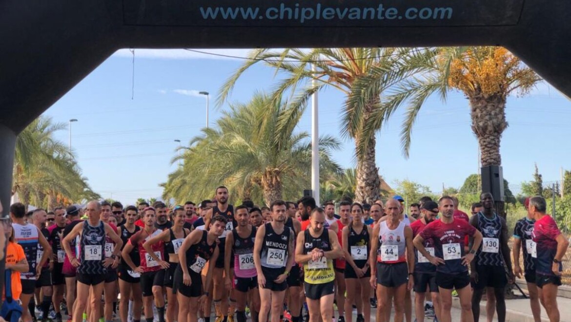 La I Cursa Festes de la Baia ha contado durante la tarde del sábado con la participación de unos 300 corredores.