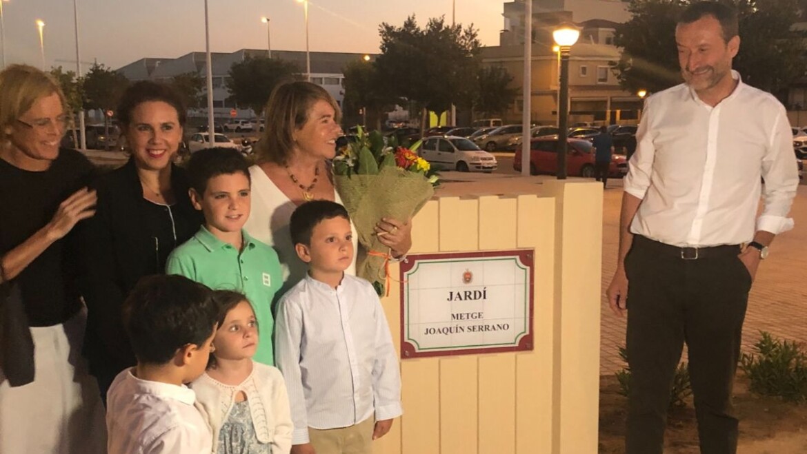 Elx ret un afectuós homenatge al metge i humanista Joaquín Serrano durant la inauguració del jardí en la seua memòria