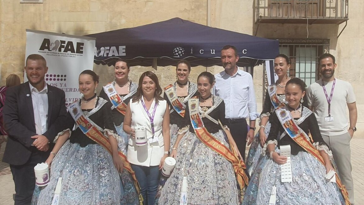 El alcalde y el concejal de Derechos Sociales visitan las mesas informativas de AFAE instaladas en la Plaça de Baix para concienciar sobre el Alzheimer