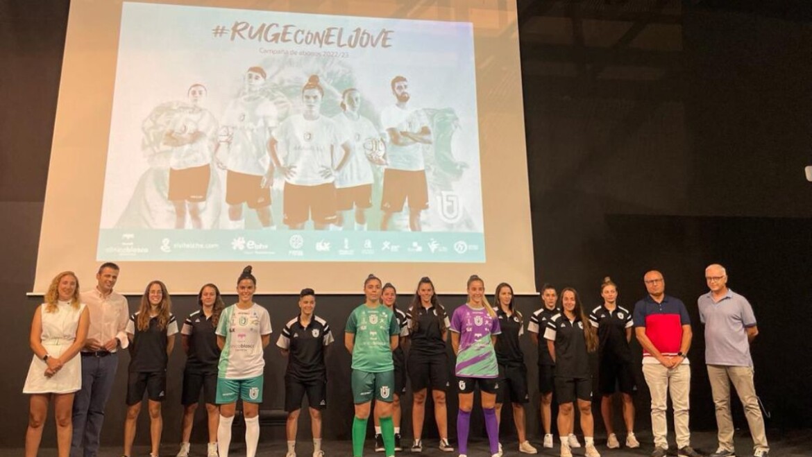 La nueva equipación del Joventut d’Elx cuenta con un estilo moderno en el que las propias iniciales conforman el escudo en color agua marina