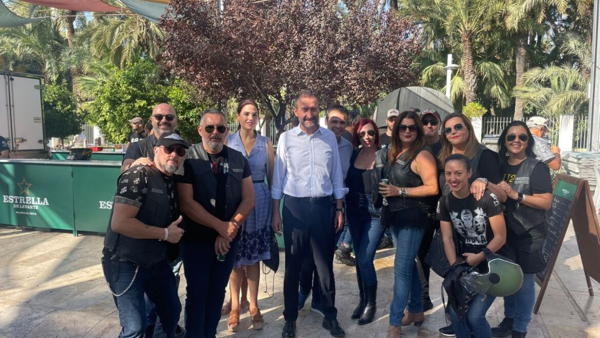 Prop de mig miler de persones participen en la novena edició de la Ruta Mototurística “Elx Oasi Mediterrani”
