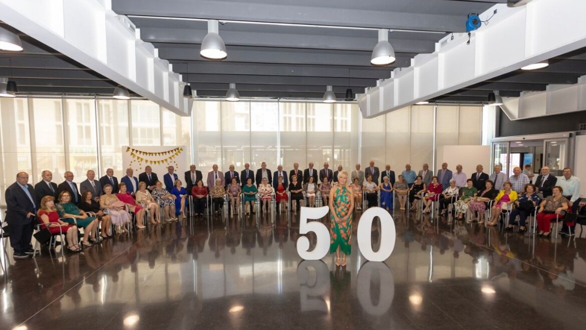 Emotivo homenaje del Ayuntamiento a las parejas ilicitanas que este año celebran sus ‘Bodas de Oro’