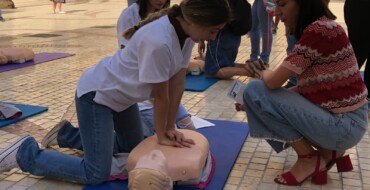 La Plaça de Baix acoge talleres dirigidos a la ciudadanía sobre reanimación cardiopulmonar con motivo del Día Mundial de la RCP
