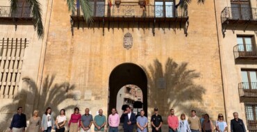 Tres minutos de silencio en Elche por el crimen machista de Alcoy