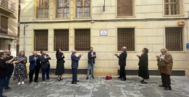 El Ayuntamiento de Elche rinde homenaje con una plaza a la cineasta Gudie Lawaetz por su contribución a la difusión del Misteri por todo el mundo