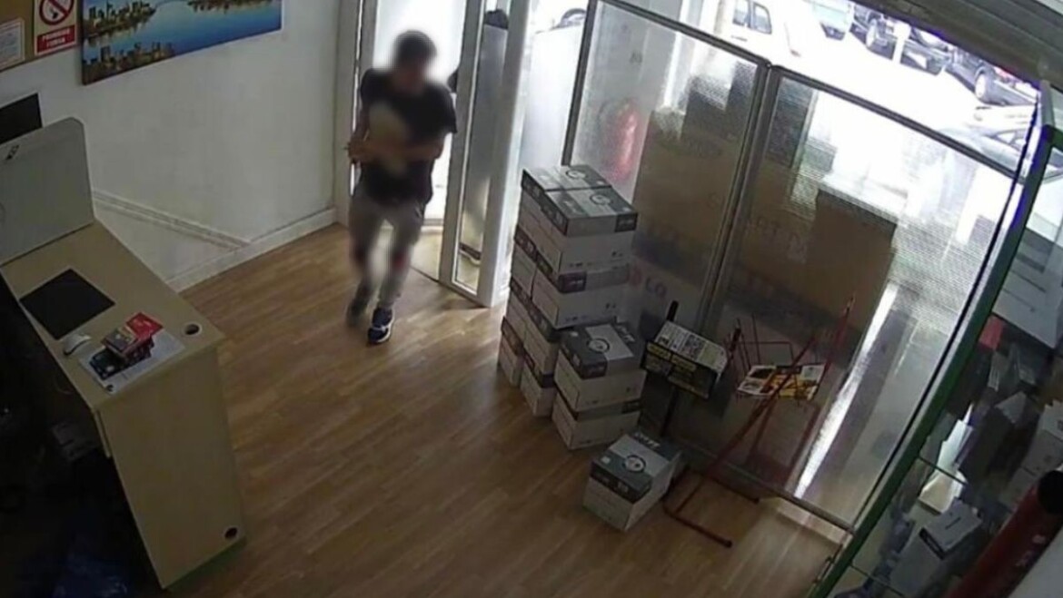 La Policia Local deté dos persones per un presumpte robatori amb força en una botiga de mòbils