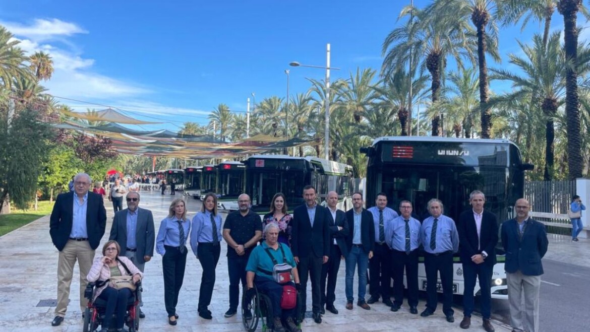 Elx fa un salt de qualitat en el transport públic sostenible amb la incorporació de 17 nous autobusos híbrids a la seua flota