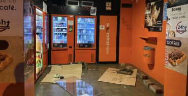 La Policía Local detiene a un hombre por forzar el cajetín de una máquina expendedora en el centro