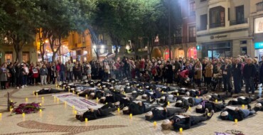 La Plaça de Baix es converteix en un cementeri simulat per a homenatjar i recordar les 38 víctimes de violència masclista d’enguany