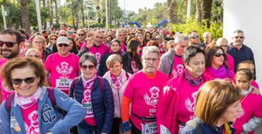 Més de 8.000 persones tinyen de rosa els carrers d’Elx en la XVIII carrera contra el càncer de mama