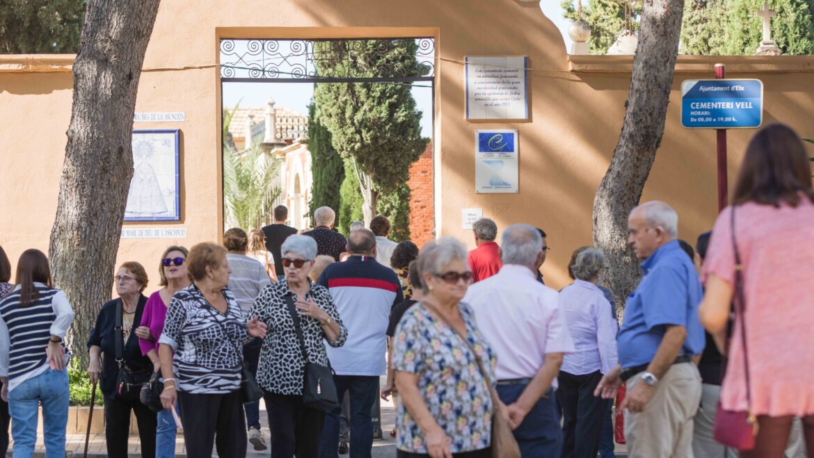 Prop de 30.000 persones visiten els cementeris amb motiu de Tots Sants