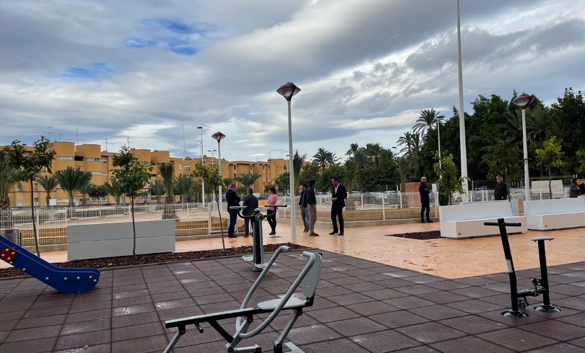 El alcalde y la concejala de Urbanismo Ana Arabid visitan el nuevo jardín del ARRU San Antón (2)