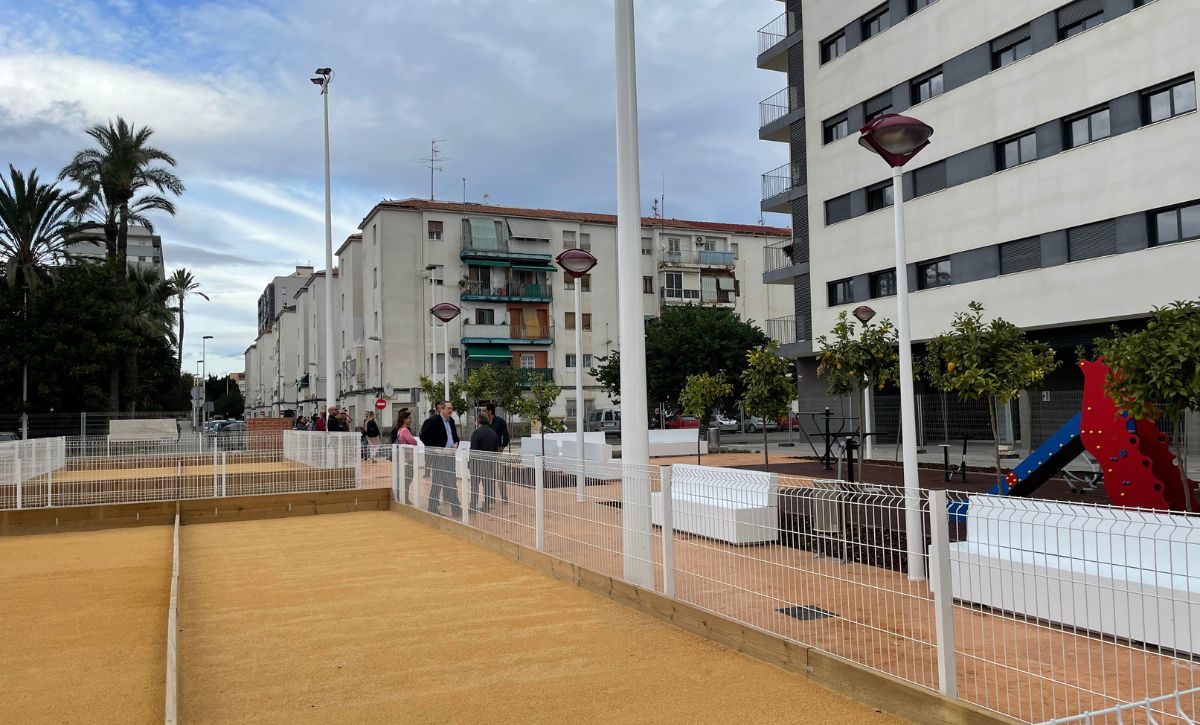 El alcalde y la concejala de Urbanismo Ana Arabid visitan el nuevo jardín del ARRU San Antón (3)