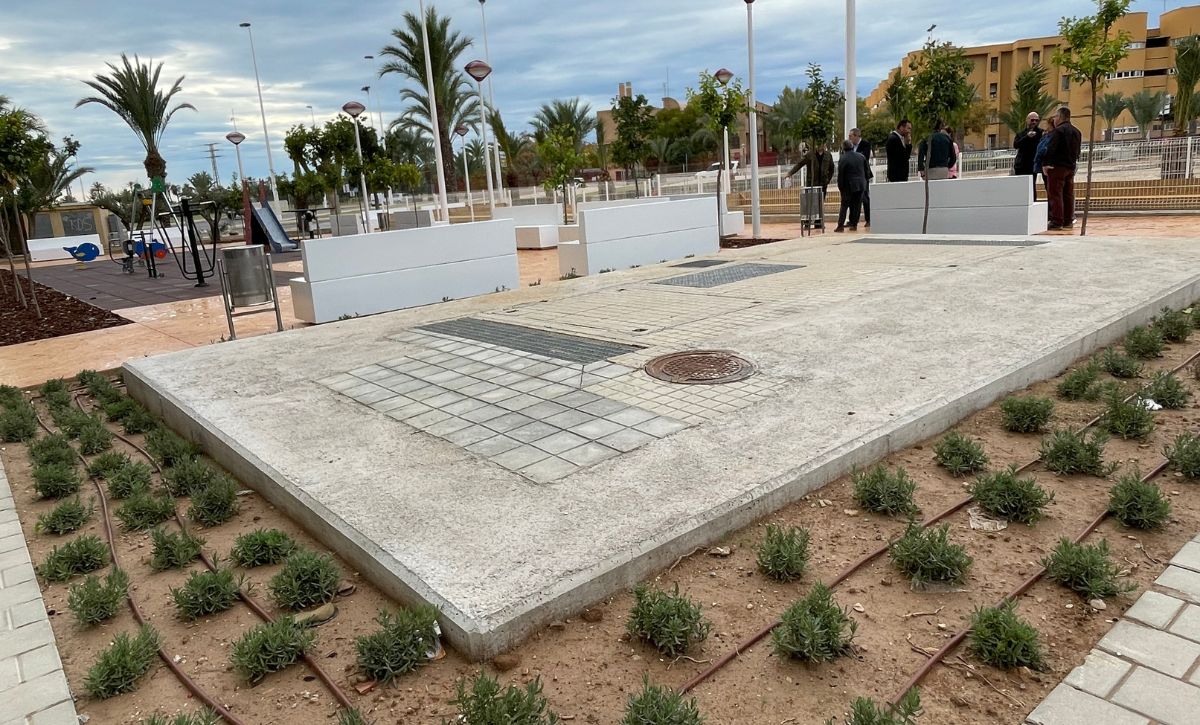 El alcalde y la concejala de Urbanismo Ana Arabid visitan el nuevo jardín del ARRU San Antón (4)