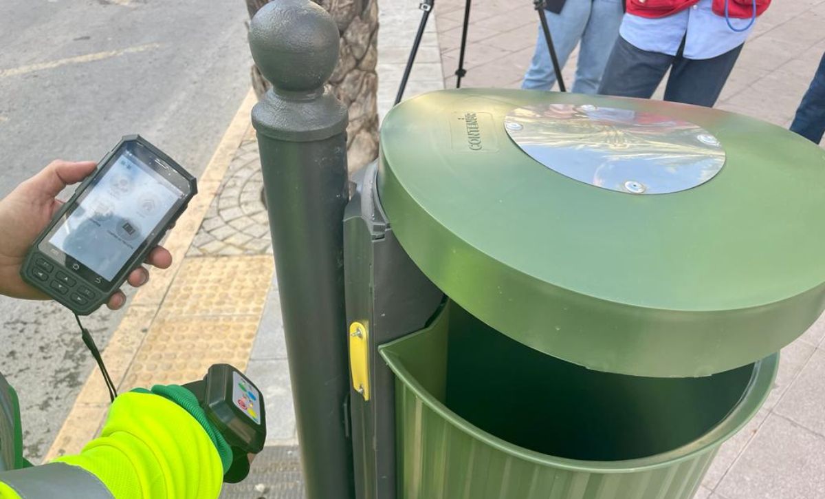 El edil de Limpieza presenta el servicio de gestión digital de papeleras y el furgón eléctrico de lavado (2)