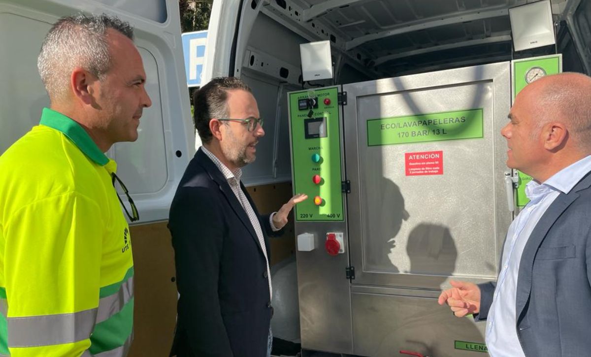 El edil de Limpieza presenta el servicio de gestión digital de papeleras y el furgón eléctrico de lavado (3)