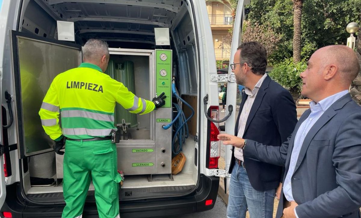 El edil de Limpieza presenta el servicio de gestión digital de papeleras y el furgón eléctrico de lavado (4)