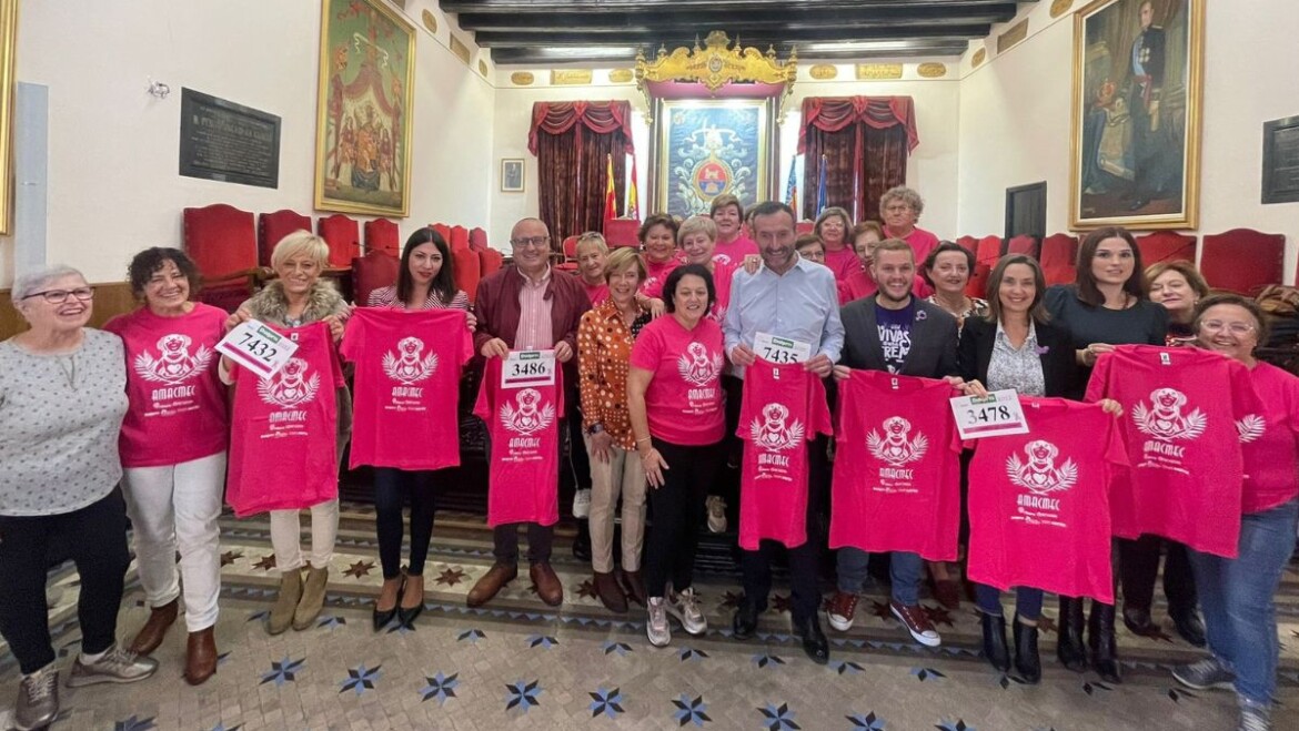 AMACMEC entrega al alcalde y a miembros del Equipo de Gobierno el dorsal y la camiseta de la XVIII Carrera contra el cáncer de mama
