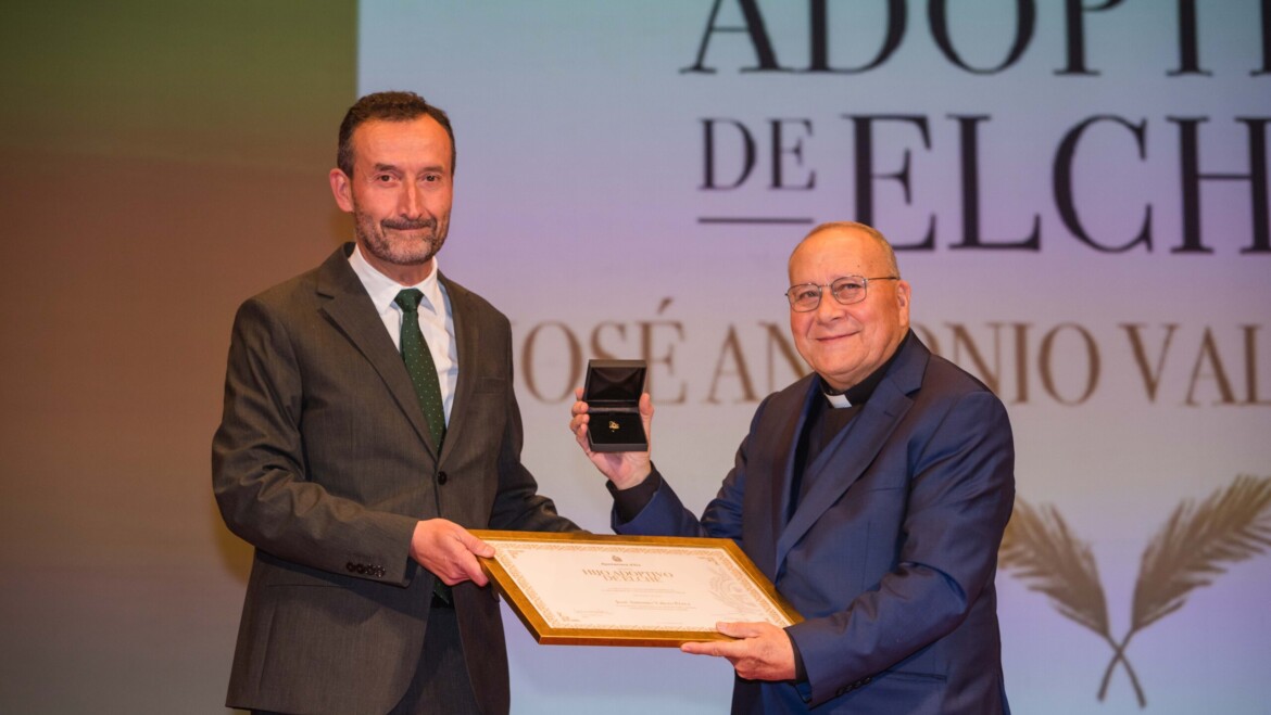 Elche hace ‘Hijo Adoptivo’ al vicario episcopal José Antonio Valero Pérez por su contribución a La Festa y su compromiso con la justicia social